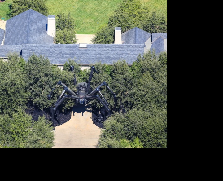 Obří pavouk před domem Kim Kardashian