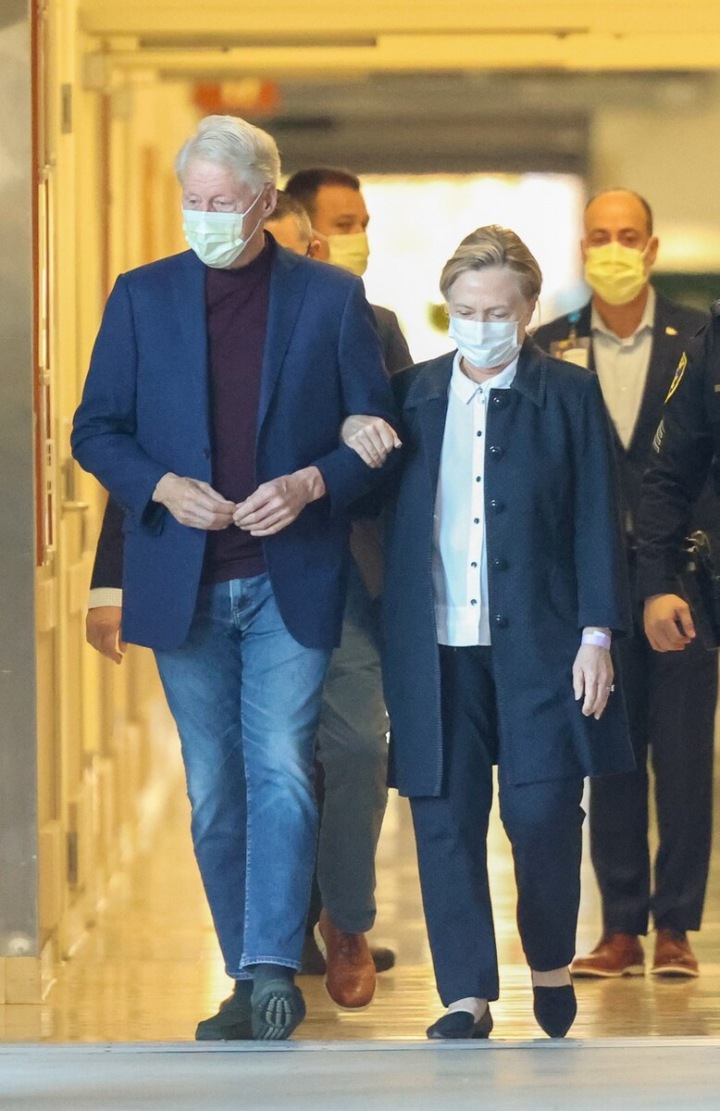 Bill Clinton při odchodu z nemocnice Bill Clinton při odchodu z nemocnice
