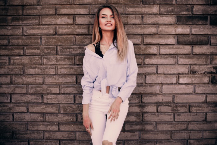 Žena opírající se o zeď z přiznaných cihel. Žena opírající se o zeď z přiznaných cihel.