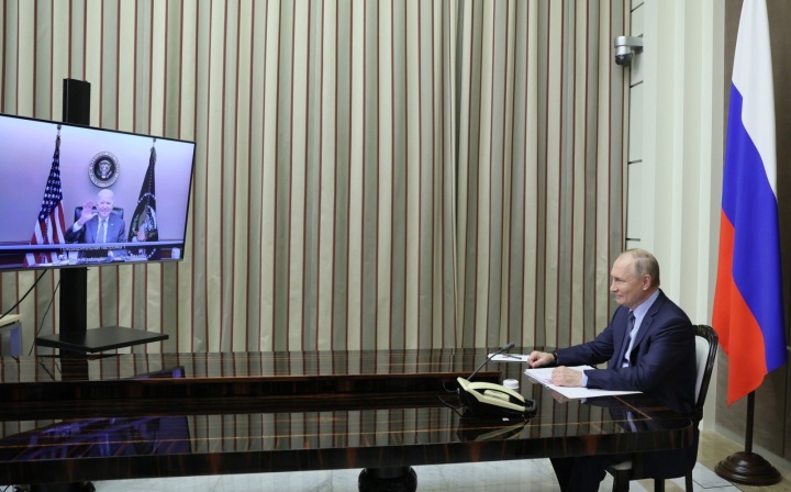 Prezident Putin při videokonferenci s prezidentem Bidenem o Ukrajině.