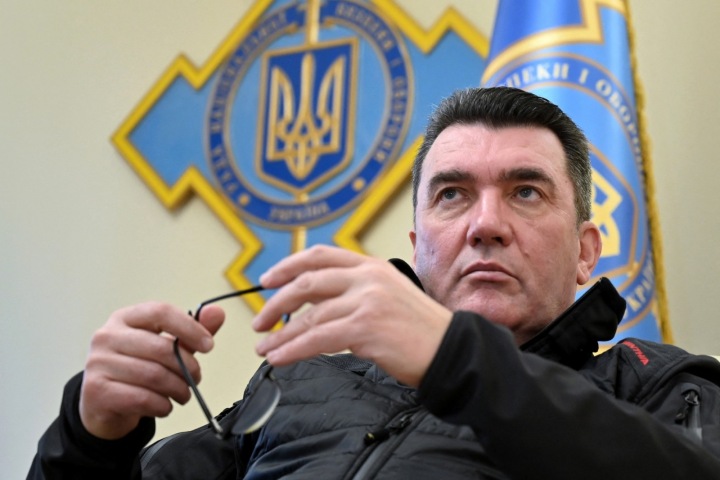 Tajemník Rady národní bezpečnosti a obrany Ukrajiny Oleksij Danilov odpovídá na otázky novinářů agentury AFP během rozhovoru ve své kanceláři v Kyjevě 24. prosince 2021.