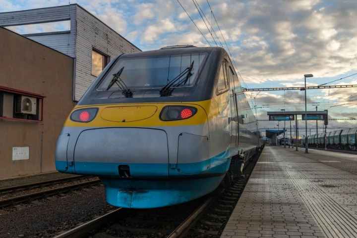 Pendolino se srazilo ve stanici, zemřel strojvedoucí. 