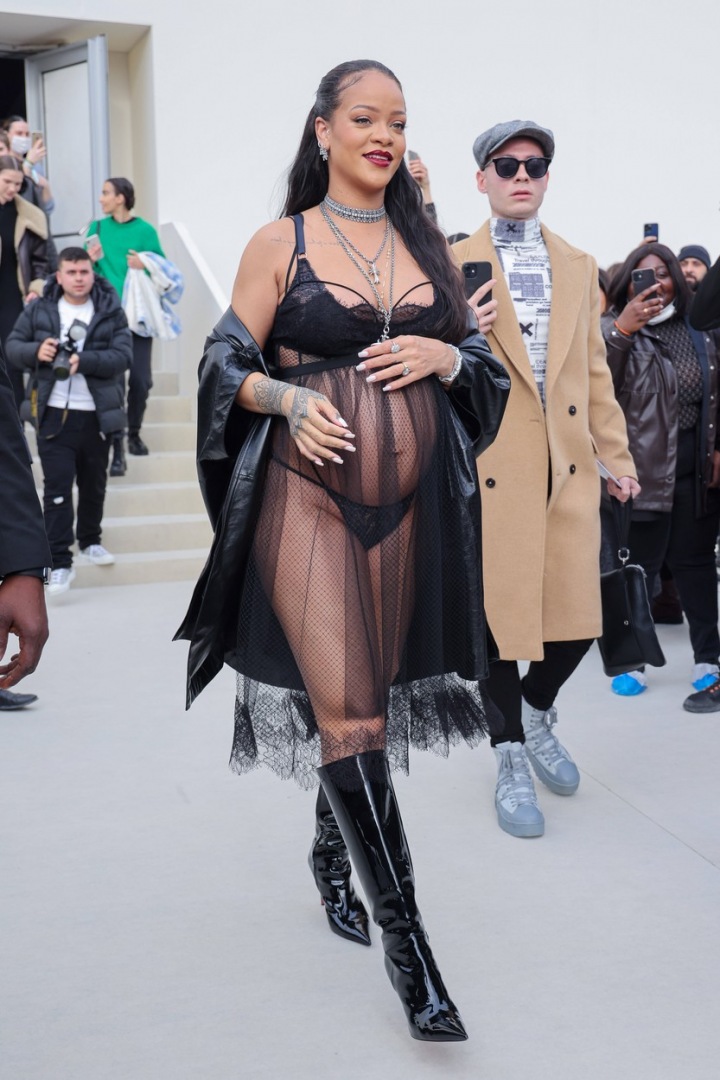 Rihanna v Paíži na Dior přehlídce v odvážném outfitu. 