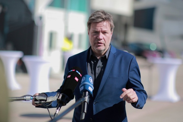 Německý ministr hospodářství oznámil, že státy G7 nevyhoví požadavkům Kremlu. Německý ministr hospodářství oznámil, že státy G7 nevyhoví požadavkům Kremlu.