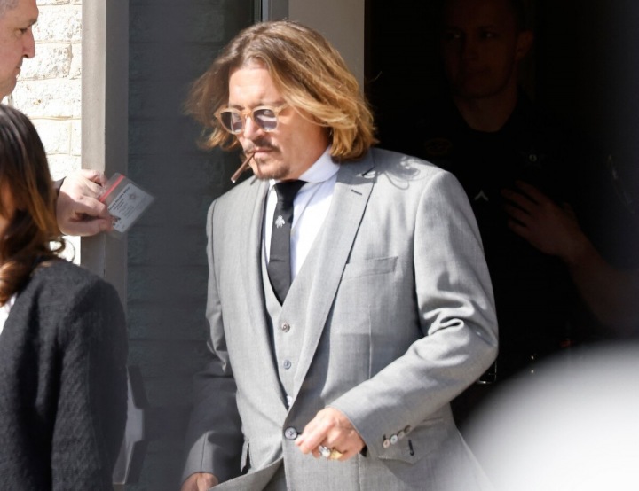Johnny Depp opouštějící soudní síň. 