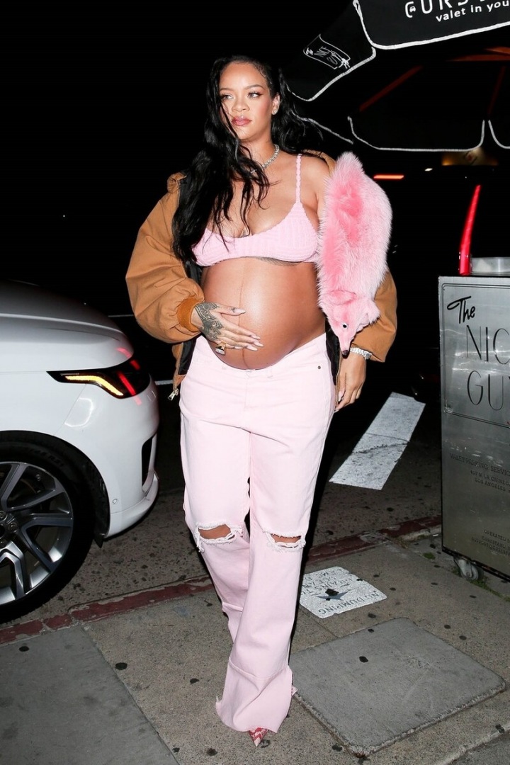 Celá v růžovém. I tak můžete potkat Rihannu. 