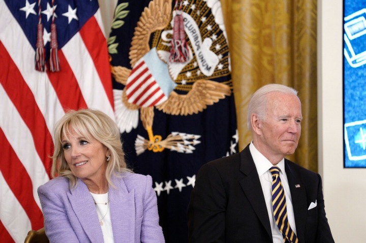 Spojené státy mají s masovou stelbou velký problém, zbraně ale stále omezeny nejsou.