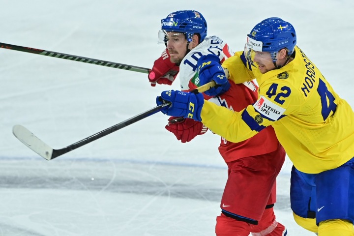 Čeští hokejisté ve svém druhém představení na MS podlehli Švédům. 