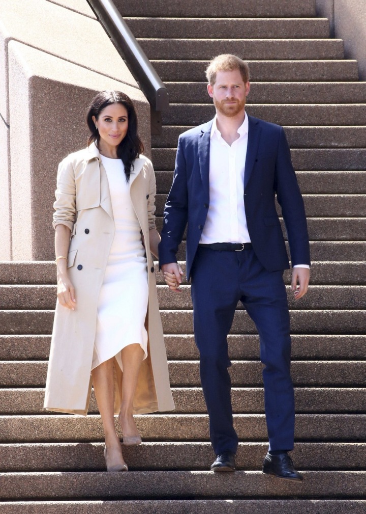 Béžový trenčkot se stal jejím ochranným štítem před bulvárními titulky.