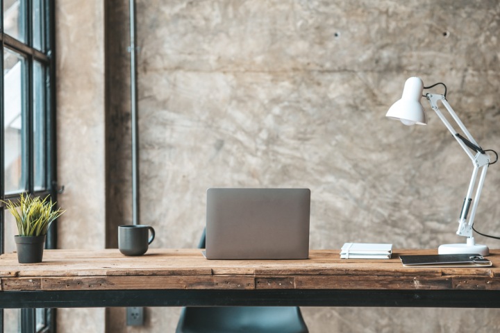 Kancelář by v pátek nechalo prázdnou 60 % dotázaných Čechů. 