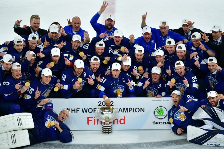 Domácí Finové se radují ze zlata. 