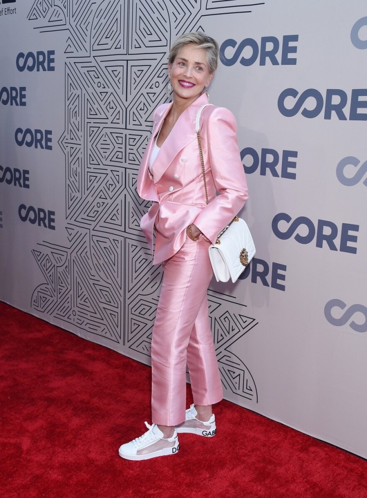 Růžový kostýmek Sharon Stone perfektně padnul