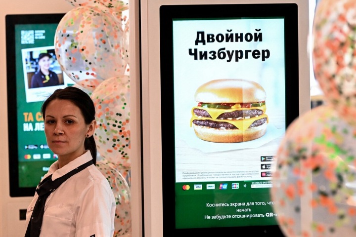 Interiér nového fasfoodu se od McDonald