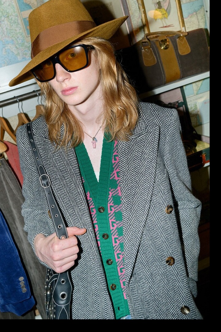 Kombinace ženského a mužského stylu je pro Harryho Stylese typická. 