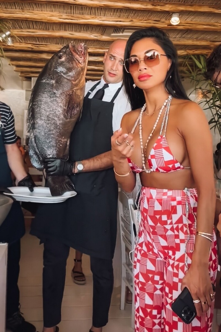 Výběr večeře během oslav na Mykonosu.