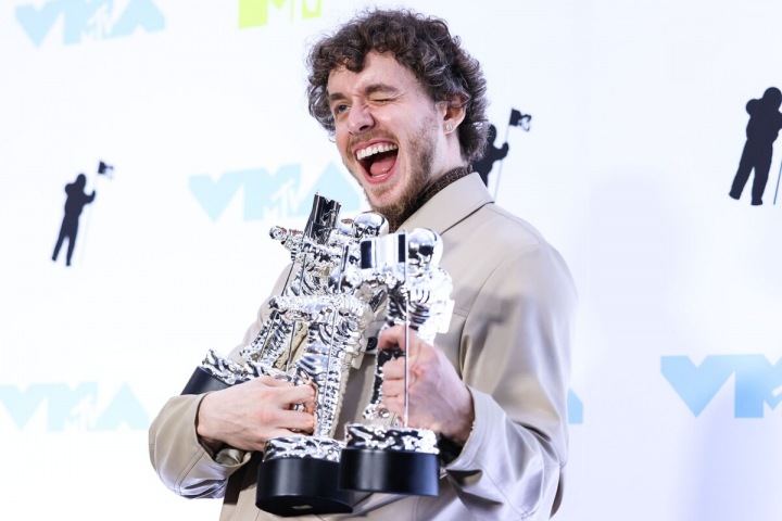 Jack Harlow byl jedním z moderátorů večera