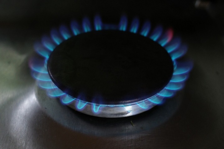 Hořák plynového sporáku s hořícím ohněm