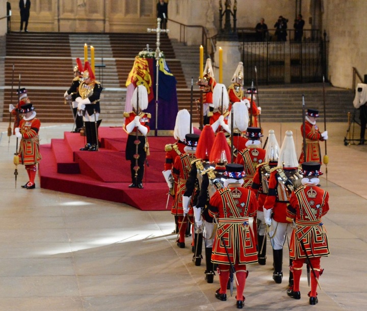 Rakev je momentálně umístěna ve Westminsterském paláci, odkud bude přenesena do opatství 