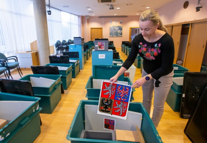 Příprava volebních místností vrcholí 