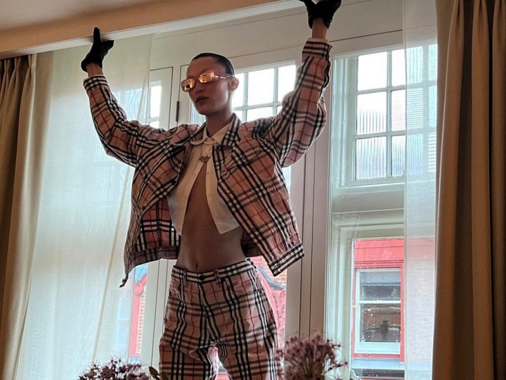Bella Hadid v outfitu Burberry.