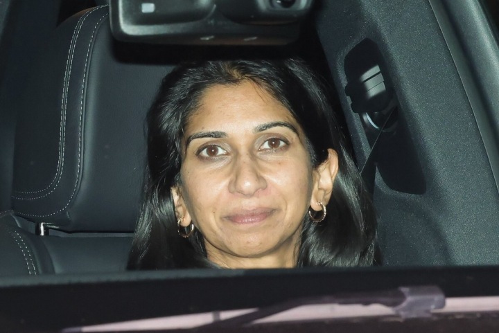 Ministryně vnitra Suella Bravermanová podala svou rezignaci ve středu