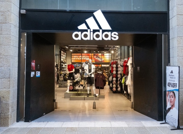 Adidas zastaví prodej i výrobu produktů Yeezy