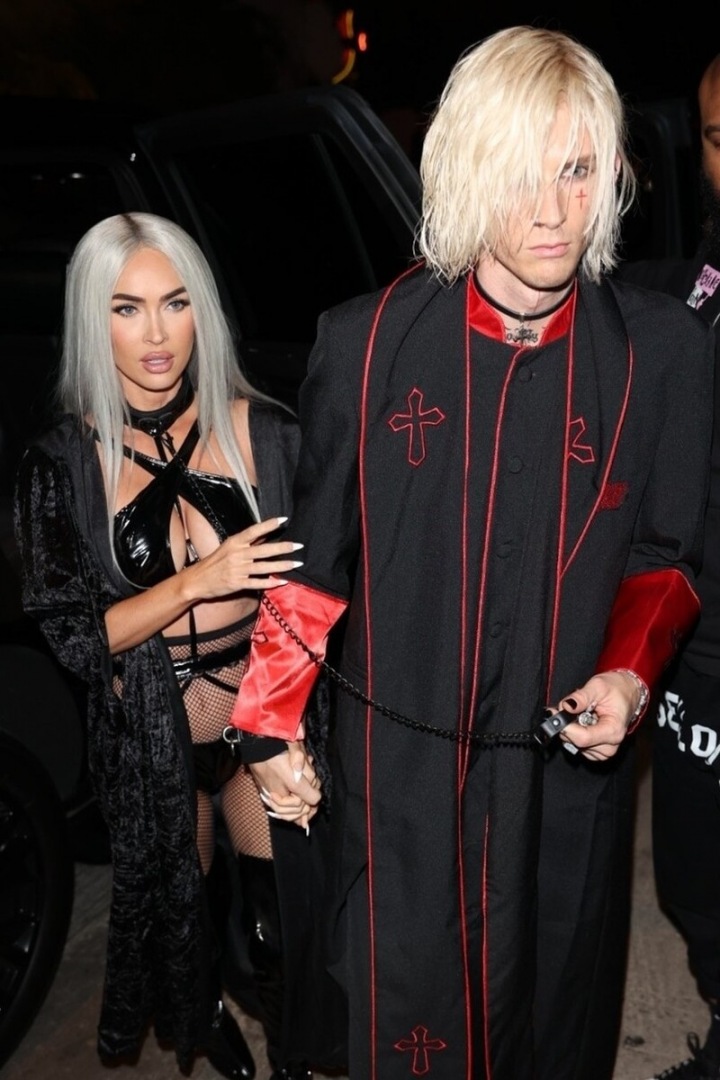 Herečka Megan Fox a zpěvák Machine Gun Kelly se na halloweenskou párty společnosti Vas Morgana ve West Hollywoodu převlékli za kněze a sexy divu. Rocker vodil svou snoubenku na vodítku, což vyvolalo menší rozruch. 