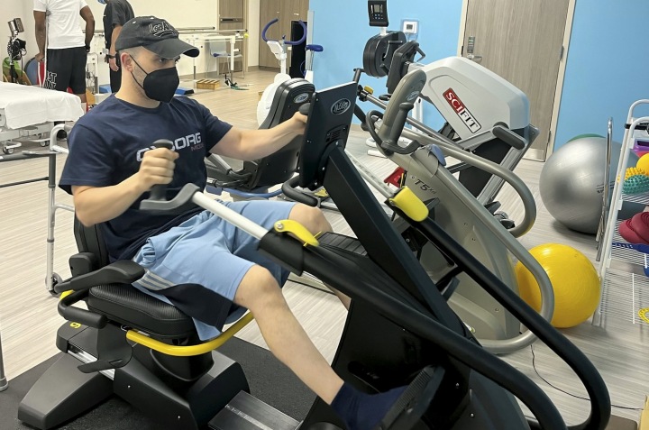 Komik Rich Rotella byl první, do podstoupil operaci prodloužení kostí.