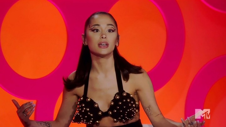 Ariana Grande na jednom ze svých vystoupení