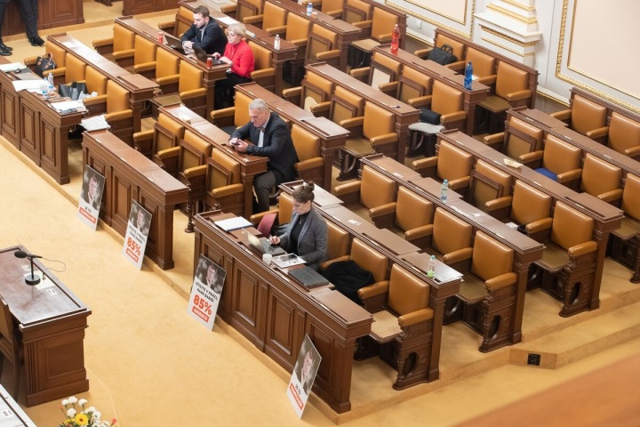 Sněmovna byla i místem vtipných scének