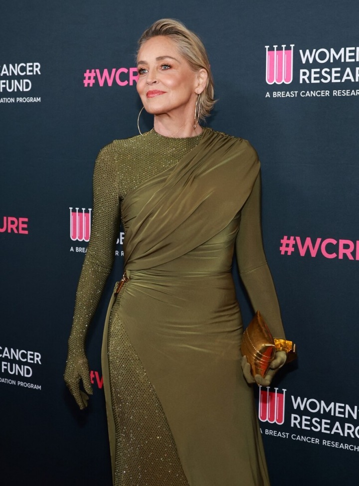 Šaty v mechové barvě jsou skvělou volbou