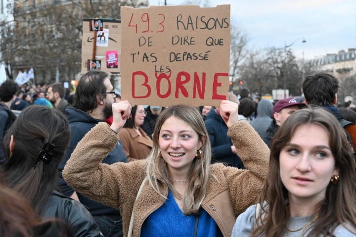 Proti Macronově důchodové reformě se intenzivně protestuje