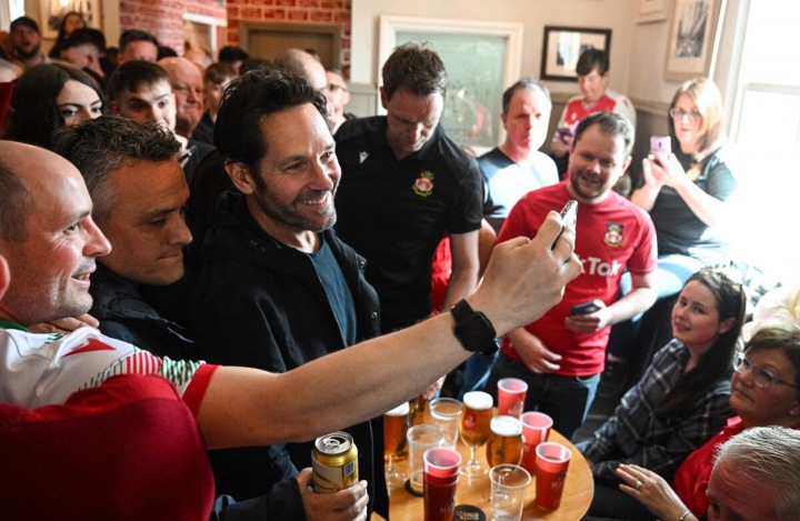 Fanoušci slaví spolu s hercem Ryanem Reynoldsem postup