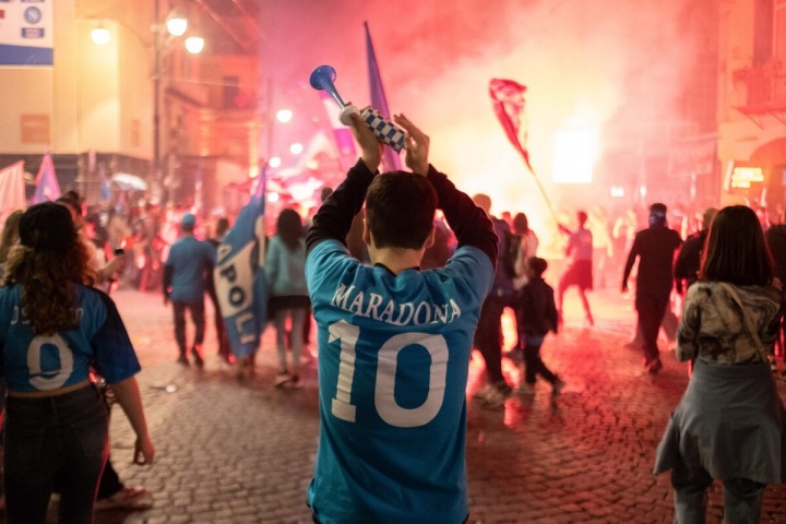 Fanoušci fotbalu v noci vyšli do ulic