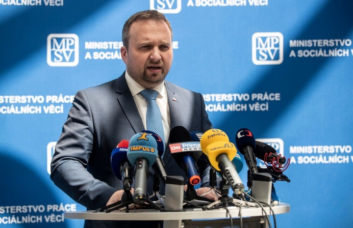 Navýšit počet pracujících cizinců chce také ministr práce