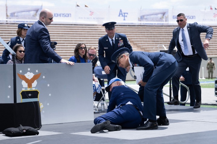 Nejznámější je jeho pád na předávání diplomů Air Force Academy v Coloradu