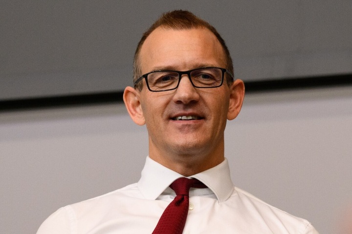 Český miliardář má políčeno na francouzskou síť supermarketů