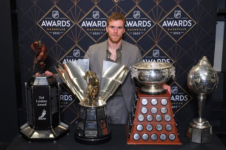 Connor McDavid a jeho trofeje 
