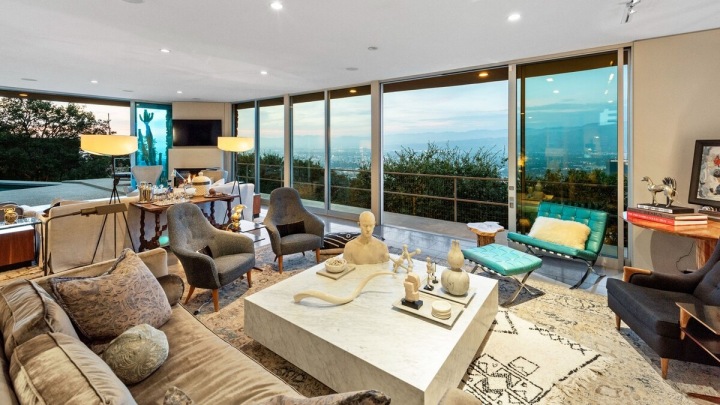 Ukázka "stagingu" v praxi. Rozmístěné doplňky a dekorace vytváří dojem zabydlení. 