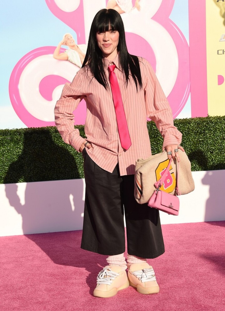 Zpěvačka Billie Eilish vybrala skřín svému dědečkovi.