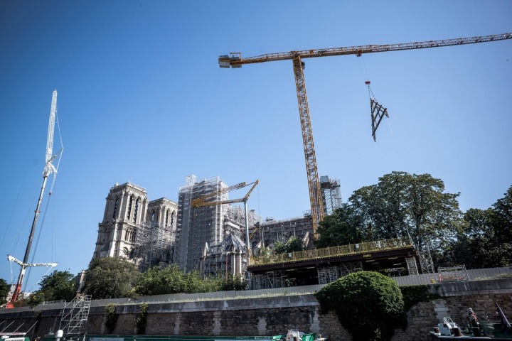 Krov byl ke katedrále dovezen na lodi, váží sedm tun