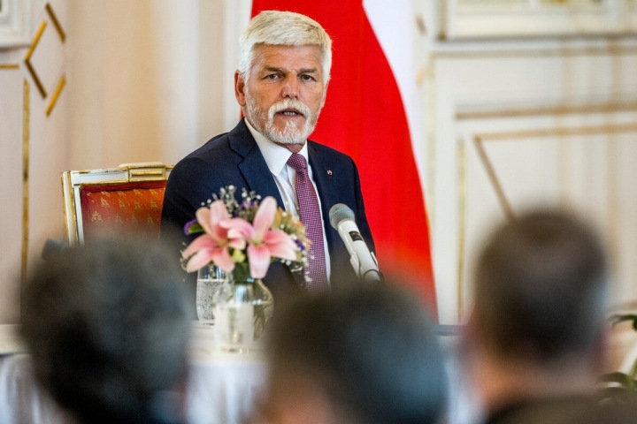 Češi by kompetence hlavě státu ponechali