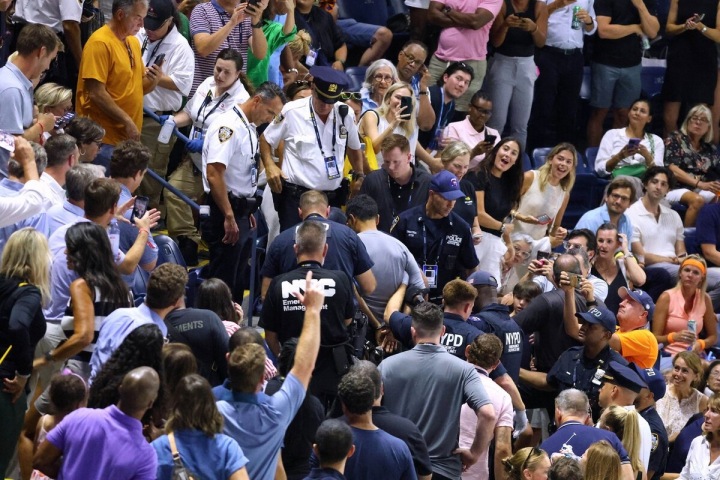 Policisté zasahují v hledišti semifinále US Open