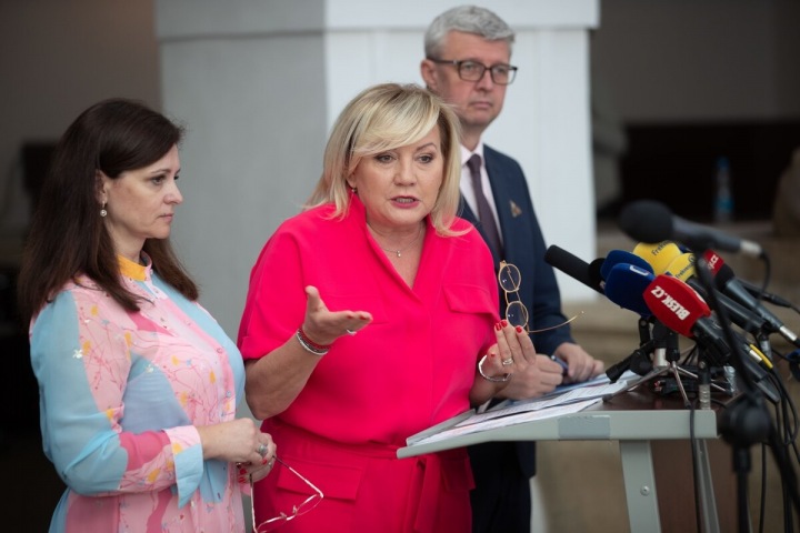 Alena v růžovém outfitu