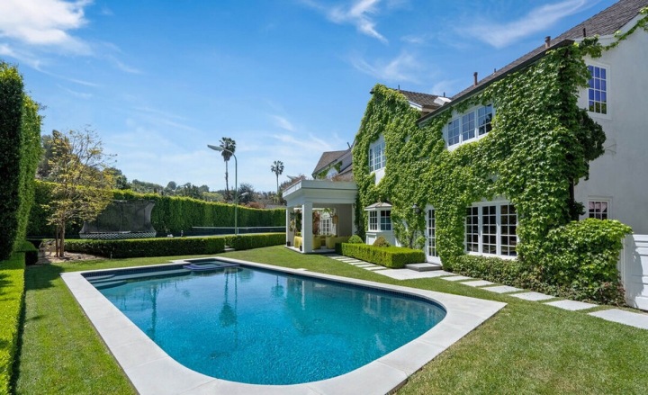 Dům má prostor pro dostatek zeleně, aby vzniklo útulné prostředí