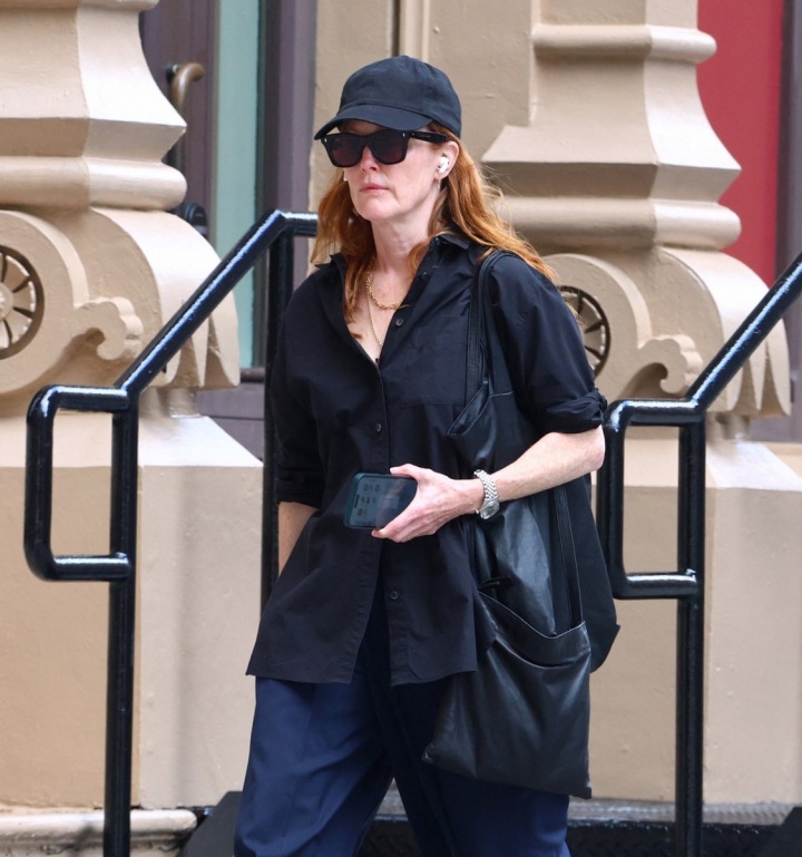 Julianne Moore ve slunečních brýlích a kšiltovce.
