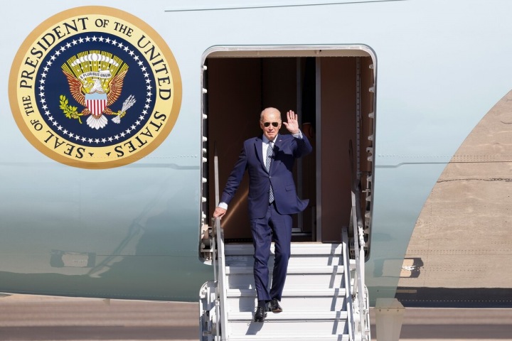 Biden podpořil stávakující