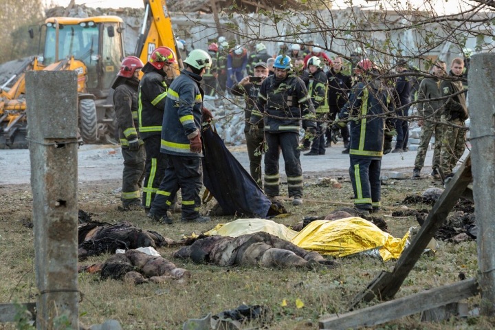 Mrtví po útoku ruských raket v Hroze na Ukrajině