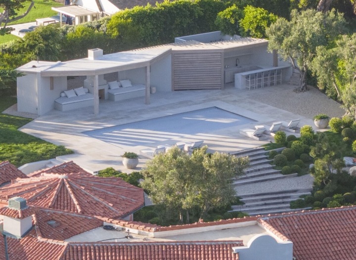 Bazén má dostatek místa k relaxaci