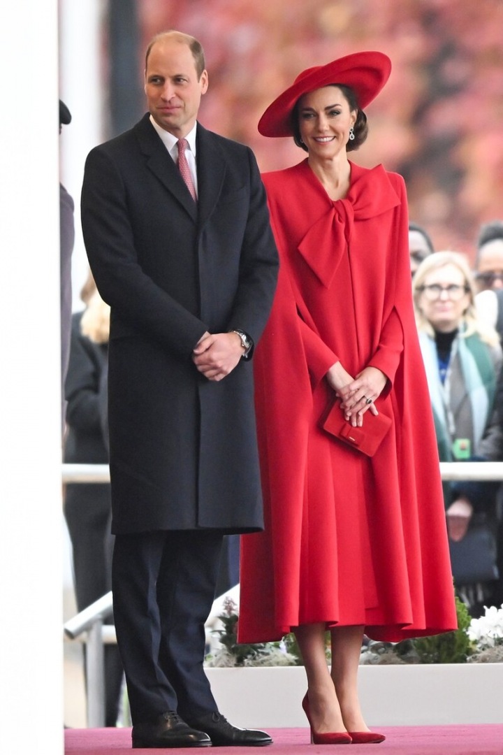 Kate oblékla kabát od Catherine Walker